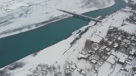 Drohnenaufnahme-Der-Schneebedeckten-Stadt-Skardu-Im-Pakistanischen-Winter