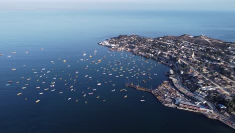 Überführung-Am-Wasser,-Pier,-Yachthafen-In-Einem-Kleinen-Fischerdorf,-Tongoy,-Chile