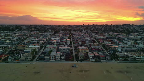 Costa-De-Manhattan-Beach-Y-La-Ciudad-De-Los-Ángeles-Con-Cielo-Ardiente,-Vista-Aérea