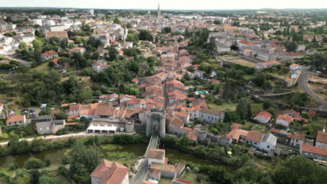 Kreisförmige-Dolly-Panorama-Luftaufnahme-Der-Mittelalterlichen-Französischen-Stadt-Mit-Green-River-Auf-Einem-Hügel