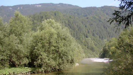 Paisaje-De-Montaña-Bajo-El-Sol-Y-Cauce-Con-Un-Río-Prealpino