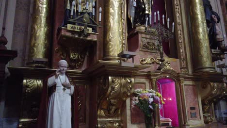 Estatua-Del-Altar-Y-El-Papa-Juan-Pablo-Ii-Dentro-De-La-Basílica-De-Buenos-Aires-Argentina-San-José-De-Flores,-Arquitectura-Ecléctica-Dorada-Y-Esculturas-De-Deidades-Cristianas