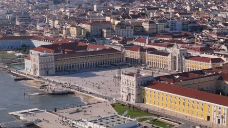 Luftbahnparallaxe-Etabliert-Ikonischen-Willkommens-Touristenplatz-In-Lissabon,-Portugal