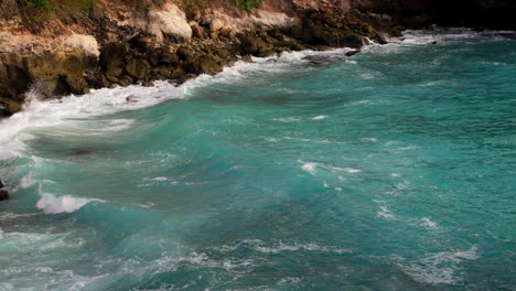 Olas-Del-Océano-Rompiendo-En-La-Cala-Rocosa-De-La-Laguna-Azul-Nusa-Ceningan-En-Bali,-Indonesia