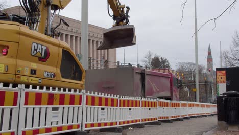 Schwerlast-Frontlader-Von-Cat,-Bagger-In-Einer-Städtischen-Baustelle