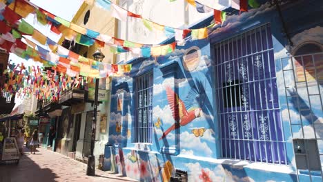 Toma-Panorámica-Lenta-De-Una-Pequeña-Calle-Decorada-En-El-Centro-De-Santa-Marta.