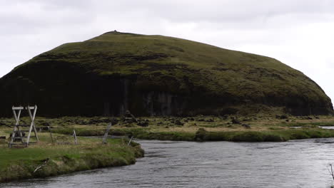 Río-Y-Colina-Volcánica-En-Un-Día-Húmedo-En-El-Paisaje-De-Islandia.