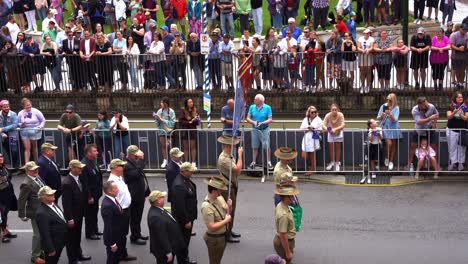 Vertreter-Des-8.-Und-9.-Bataillons-Der-Royal-Australian-Regiment-Association-Gehen-Die-Straßen-Der-Stadt-Brisbane-Entlang-Und-Nehmen-An-Der-ANZAC-Day-Parade-Teil,-Während-Die-Menschenmassen-Entlang-Der-Straße-Jubeln