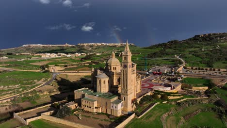 Antena-De-La-Iglesia-Ta-Pinu-Con-Paisaje-Verde-En-Un-Día-Soleado-En-La-Isla-De-Gozo,-Malta