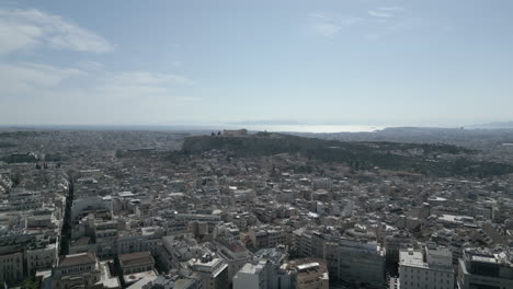 Eine-Drohne-Fliegt-über-Athen-Zum-Pantheon-Und-Zeigt-Das-Dichte-Stadtbild-Und-Das-Ikonische-Pantheon-Darüber