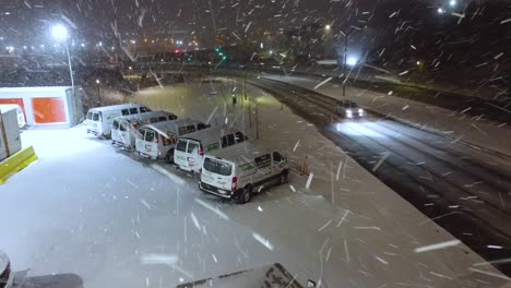 Fuertes-Nevadas-Durante-La-Noche-Sobre-Un-Estacionamiento-Junto-A-Una-Autopista-En-Montreal