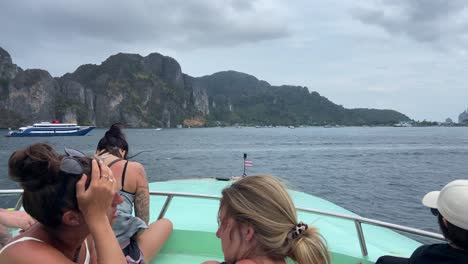 Turistas-Que-Llegan-A-Las-Islas-Phi-Phi-En-Un-Ferry-En-Un-Día-Nublado