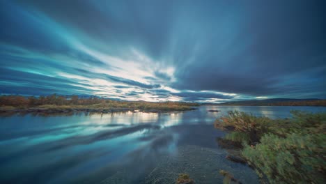 Gewitterwolken-Ziehen-Schnell-Am-Abendhimmel-Vorbei,-Während-Die-Dunkelheit-über-Die-Landschaft-Hereinbricht