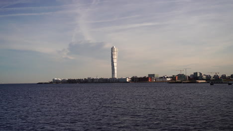 Vista-Lejana-Del-Edificio-Del-Torso-Giratorio-A-Través-Del-Estrecho-De-Oresund-En-Malmo,-Suecia