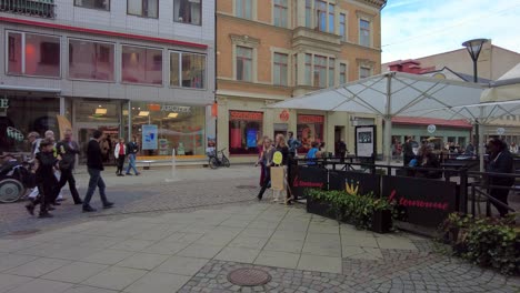 Gente-En-El-Centro-Comercial-Urbano-De-Triangeln-En-El-Centro-De-Malmo,-Suecia