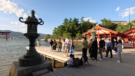 Am-Itsukushima-Schrein-Auf-Der-Insel-Miyajima-Stehen-Touristen-Schlange,-Um-Fotos-Zu-Machen