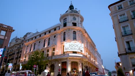 Weite-Aufnahme-Des-Calderon-Theaters-In-Madrid,-In-Dem-Das-Erfolgreiche-Broadway-Musical-„The-Book-Of-Mormon“-Aufgeführt-Wird