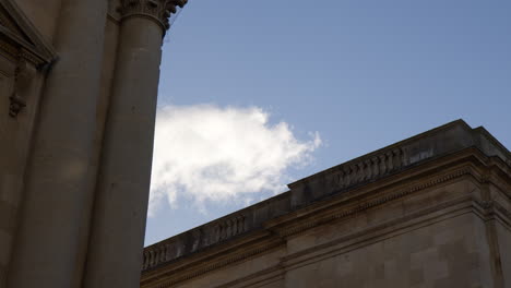 Vögel-Fliegen-über-Historischen-Gebäuden-In-Bath,-England---Aufnahme-Aus-Niedriger-Perspektive