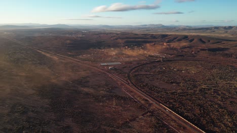 Mina-De-Hierro-Abierta-En-El-Desierto-Australiano-Al-Amanecer.