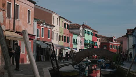 Puente-En-Arco-De-Burano-Sobre-Canales-Y-Casas-Vívidas,-Italia