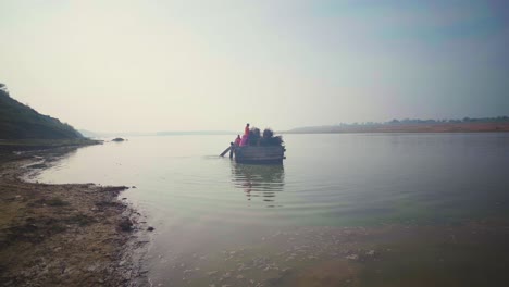 Dorfbewohner-Reisen-Mit-Holz-In-Traditionellen-Großen-Booten-Im-Chambal-Fluss-Der-Morena-Dholpur-Region-Von-Indien