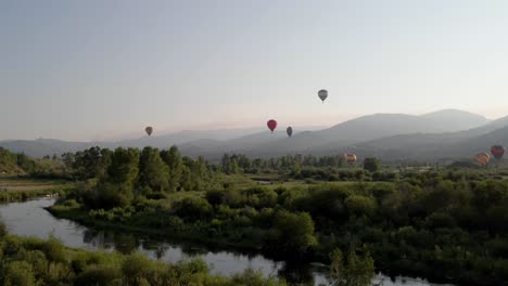 4K-Luftaufnahmen-Von-Drohnen-Des-Jährlichen-Heißluftballonfestivals-In-Steamboat-Springs,-Colorado,-Rocky-Mountains-Und-Dem-Yampa-River-Valley