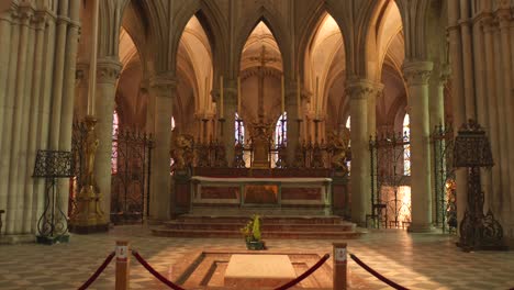 Altar,-marble-grave-and-tomb-of-William-the-Conqueror-in-abbey-church