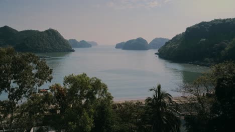 Vista-De-La-Bahía-De-Ha-Long-Con-Islas-Y-Follaje