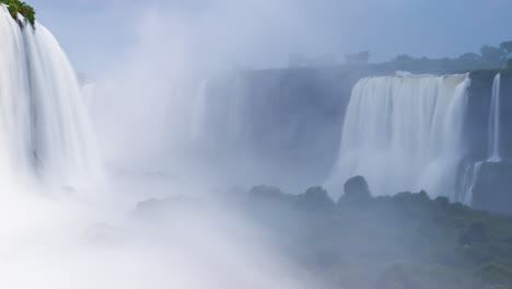 Timelapse-De-Grandes-Cascadas-De-Iguazú-Alrededor-De-Una-Gran-Zona-Verde-Y-Un-Río,-En-Un-Día-Soleado,-Foz-Do-Iguacu,-Paraná,-Brasil