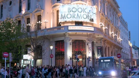 Man-Sieht-Menschen,-Die-Die-Straße-Vor-Der-Musical-Hit-Produktion-„The-Book-Of-Mormon“-überqueren,-Die-Derzeit-Im-Calderon-Theater-In-Spanien-Aufgeführt-Wird