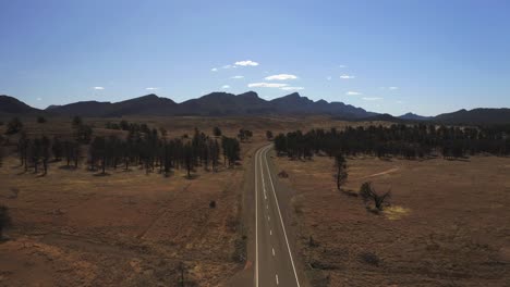 Vista-Aérea-De-Drones-De-La-Vasta-Tierra-De-Flinders-Ranges,-Australia-Del-Sur