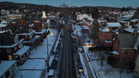 Escena-De-Invierno-Con-Nieve-En-La-Ciudad-Americana-Con-Casas-Unifamiliares-En-Las-Nevadas