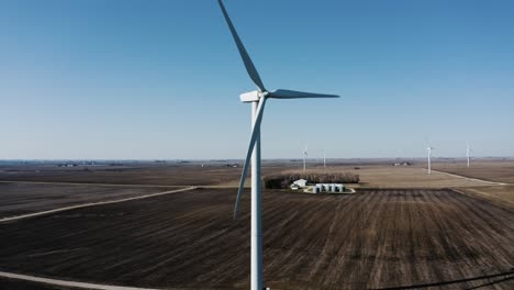 Aufsteigende-Drohnenaufnahme-Einer-Windkraftanlage-Zur-Stromerzeugung-Im-Ländlichen-Amerika
