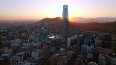 Vista-Aérea-Rodeando-La-Gran-Torre-Santiago,-Espectacular-Puesta-De-Sol-En-Chile