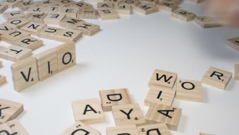 Diagonale-Nahaufnahme:-Wort-„Gewalt“-Aus-Scrabble-Buchstaben