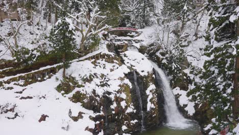 Cascada-Y-Bosque-Nevado-En-Ginzan-Onsen,-Yamagata-Japón-4k