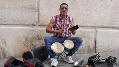 Male-street-performer-playing-music-and-singing-in-Genoa,-Italy