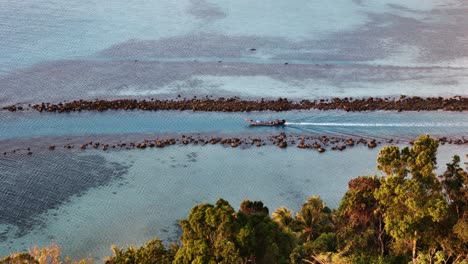 Pequeño-Barco-De-Pescadores-Regresando-A-Casa