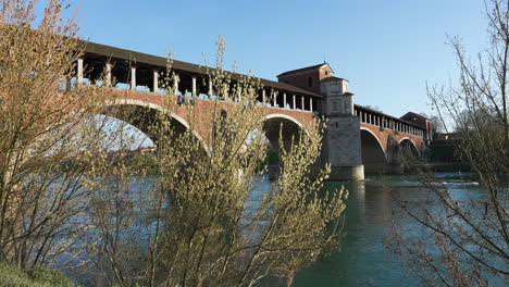 Panorama-De-Ponte-Coperto-Es-Un-Puente-Sobre-El-Río-Ticino-En-Pavia-En-Un-Día-Soleado,-Lombardia,-Pavia,-Italia