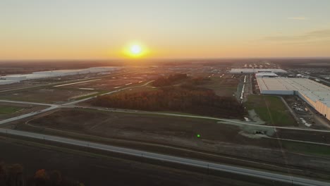 Panorámica-Aérea-De-La-Enorme-Ciudad-Blueoval-De-Ford-Al-Atardecer-En-Stanton,-Tennessee.