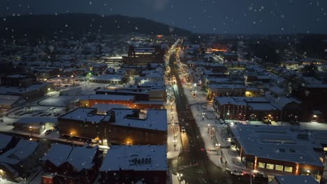Schneegestöber-Fällt-Im-Winter-Im-Morgengrauen-Auf-Eine-Amerikanische-Stadt