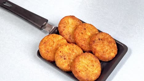 Aloo-Tikki-Ragda-Patties-Schnitzel-Ist-Ein-Beliebter-Snack-Oder-Snack-Aus-Indien,-Serviert-Mit-Tomatenketchup-Oder-Imli-Chutney-über-Stimmungsvollen-Hintergrund