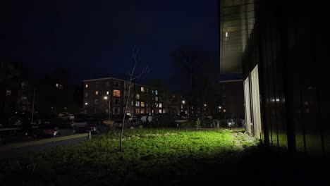 Barrio-De-Arnhem-Velperweg-De-Noche-Con-El-Antiguo-Apartamento-Social-Y-El-Nuevo-Y-Moderno