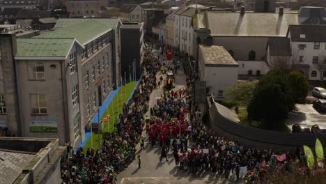 Vista-Aérea-Estática-Del-área-De-Preparación-Del-Desfile-En-Galway,-Irlanda,-Durante-Las-Festividades-De-San-Patricio.