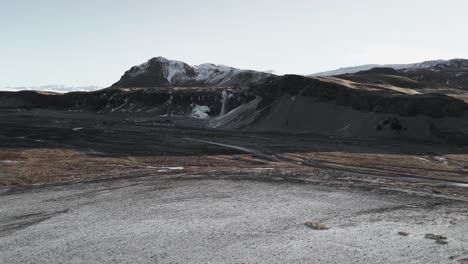 Seljalandsfoss-Con-Eyjafjallajökull-Al-Fondo,-Islandia-En-Invierno