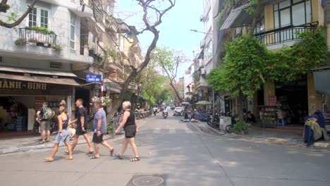 Western-tourists-on-vacation,-leisurely-walkabout-around-city-center