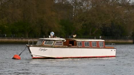 Zephyr-boat-within-the-Thames,-Putney,-London,-United-Kingdom