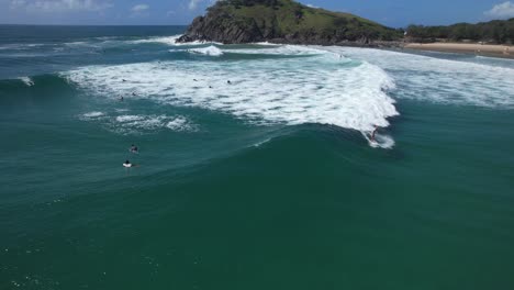 Playa-Cabarita-Con-Surfistas-En-Nueva-Gales-Del-Sur,-Australia---Toma-De-Drones