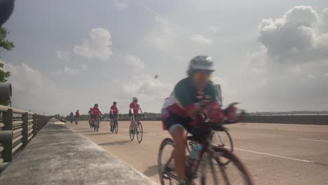 Radfahrer-Nehmen-An-Der-Tour-De-Houston-Teil,-Während-Sie-über-Die-Brücke-Auf-Der-NASA-Road-1-In-Houston,-Texas-Fahren