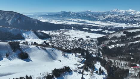 Toma-Aérea-Estática-De-La-Aldea-Japonesa-De-La-Estación-De-Esquí-De-Montaña-Nozawaonsen